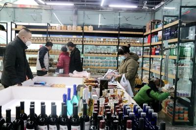 強(qiáng)信心 起好步 開新局|巴克圖中哈邊民互市絲路文化商品城恢復(fù)營(yíng)業(yè) 商品貿(mào)易迎春來